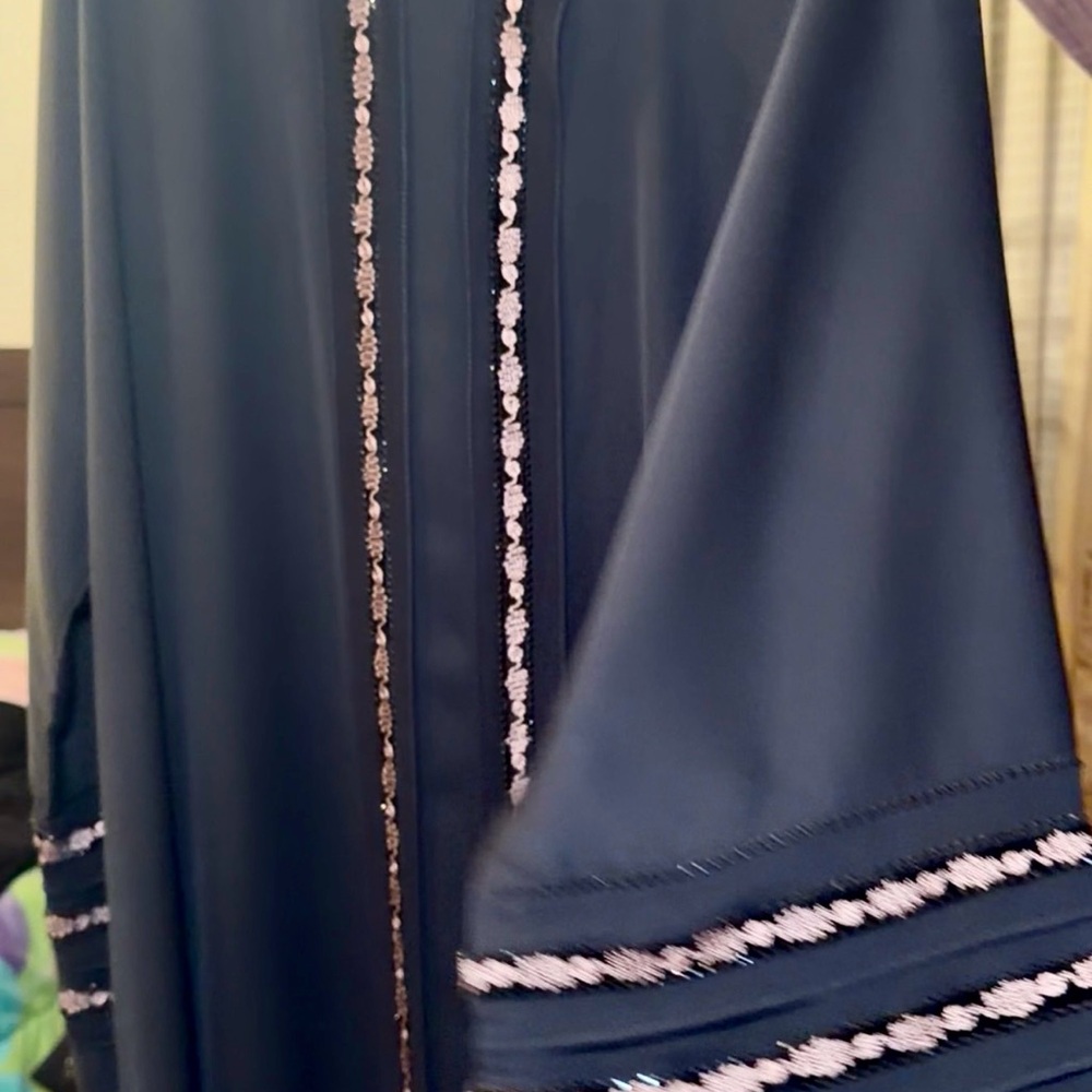 Elegant Black and Pink Women's Kaftan Abaya In Style !